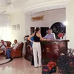 فندق غولدن أورانج 3*